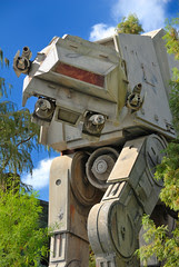 Un AT-AT en mitad del parque