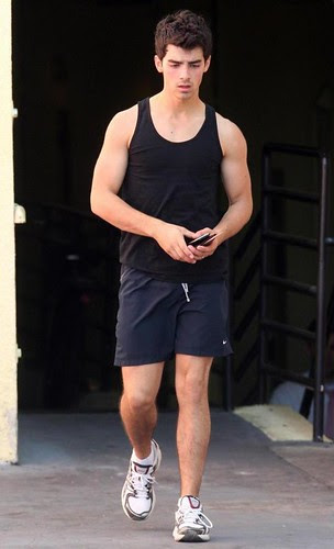 joe jonas new hairstyle. Joe Jonas new haircut!