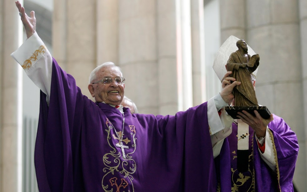Dom Paulo Evaristo Arns, Arcebispo emérito de São Paulo, participa de celebração eucarística dos 65 anos de sua Ordenação Sacerdotal na Catedral da Sé, no Centro de São Paulo, em novembro de 2010 (Foto: Werther Santana/Estadão Conteúdo/Arquivo)