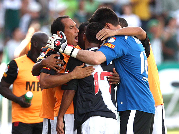                  Edmundo, no banco, vibra muito com o gol de Leandro Amaral             