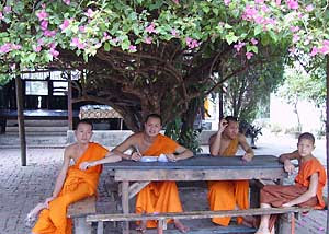 Luang_Prabang_young_monks