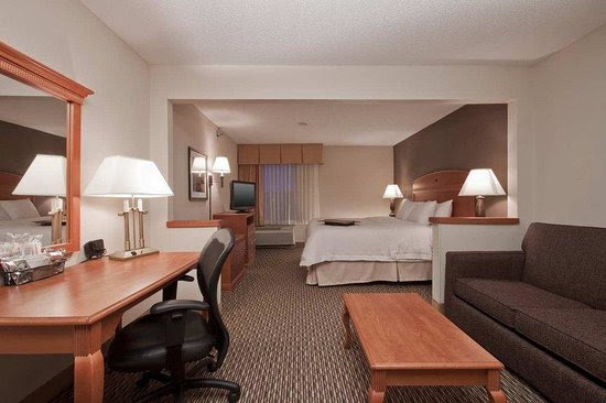 Hampton Inn Decatur / Forsyth Photo: King Sofa Bed Room