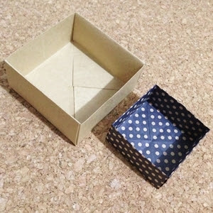 簡単 折り紙で 正方形の箱 を作る方法 色々なサイズで折ってみました 知恵の小袋