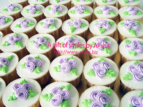 Swirl birthday cupcake design