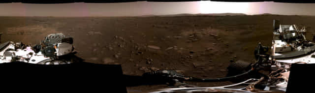 미국 항공우주국(NASA)의 탐사 로버 ‘퍼서비어런스’(Perseverance)에 탑재된 카메라가 지난 20일(현지시간) 화성 지표면을 촬영한 이미지 6장을 이어 만든 파노라마 사진./연합뉴스/