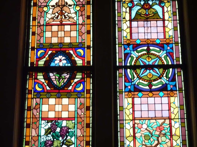 P1080725-2011-03-17-Central-Presbytrian-Church-Phoenix-Flies-Balcony-Stained-Glass-Grape-Peach