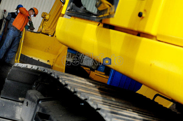Wajah Optimis Industri Alat Berat