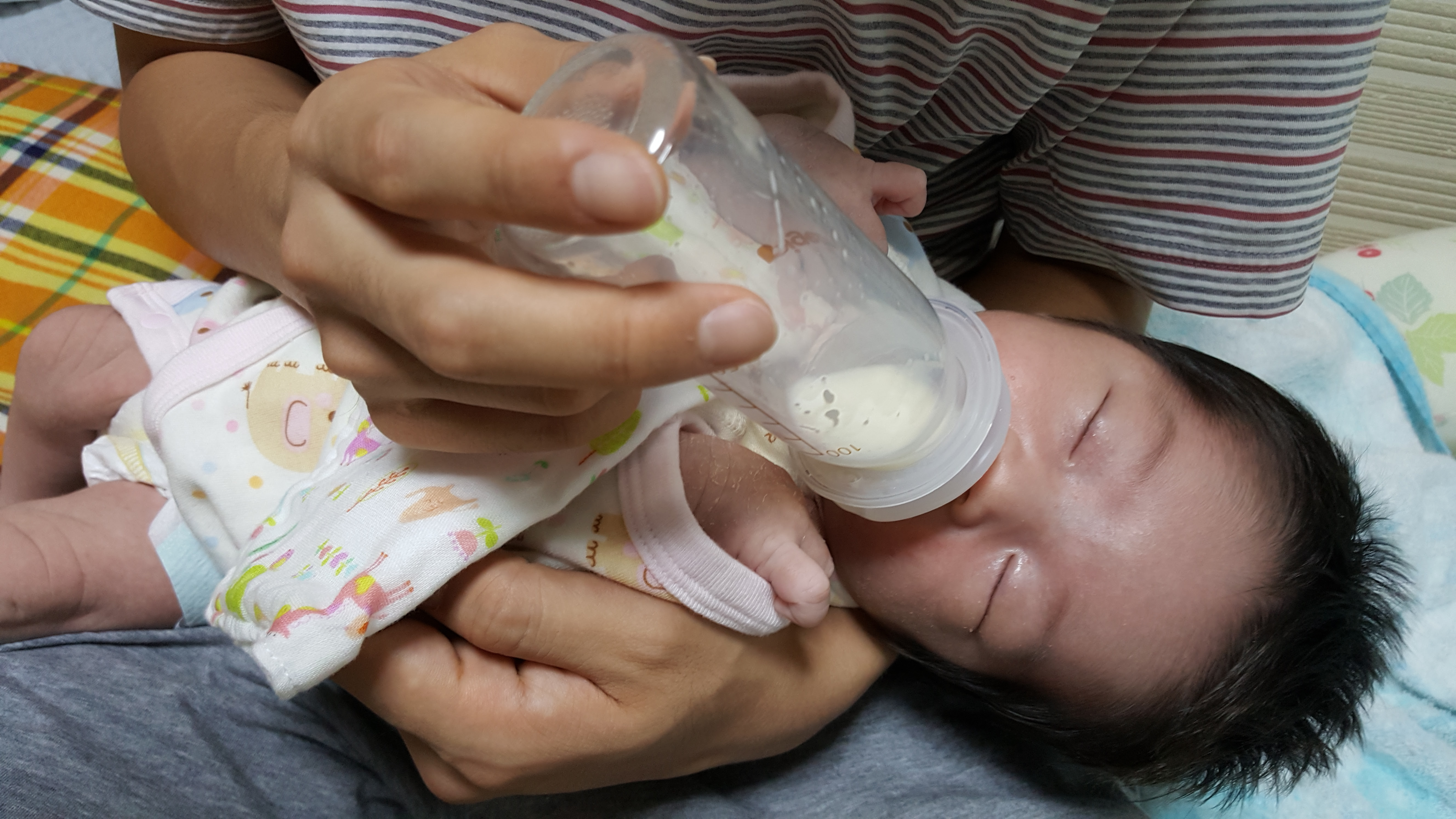 新生児 赤ちゃんの吐き戻しに赤色の血液が混じってる 大丈夫 ベビーライフ