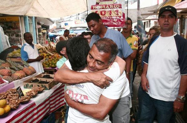 Romário abraça eleitora na Rocinha