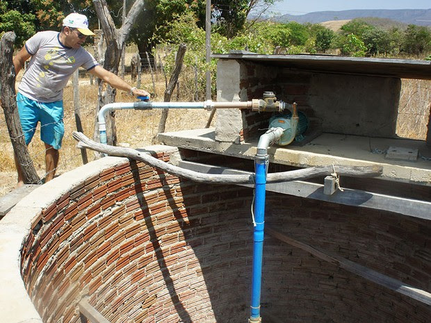 José Edigle Ferreira de Carvalho gerencia um dos sistemas independentes de abastecimento d’água em Riacho de Santana (Foto: Anderson Barbosa/G1)