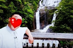 スマホで滝と人物 遠近法を使い小顔で美しい写真の撮り方とは