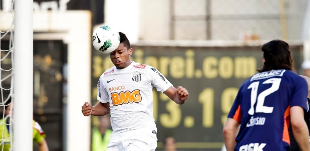 André, impedido, toca para fazer seu segundo gol pelo Santos diante do Corinthians