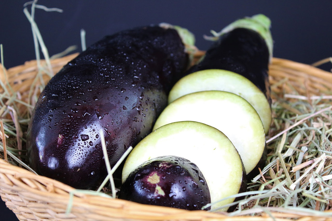 なすのヘタについている白いものはカビ 食べられる 白いものの見分け方と対処方法は お役立ち 季節の耳より情報局