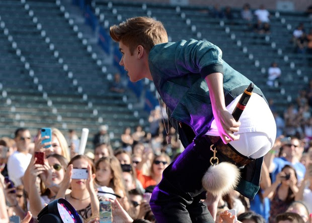 Justin Bieber se apresenta na cidade de Carson, em Los Angeles, nos Estados Unidos (Foto: Getty Images/ Agência)
