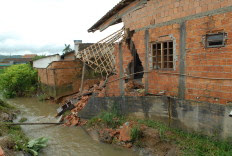 Parte da cozinha e quartos pararam dentro do rio Velho - Salmo Duarte