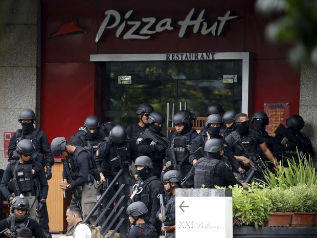 Policiais se concentram do lado de fora de restaurante no centro de Jacarta perto do local onde bombas explodiram nesta quinta-feira, na Indonésia (Foto: REUTERS/Beawiharta)