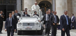El papa Francisco saluda a los fieles durante la audiencia general de los miércoles en la plaza de San Pedro del Vaticano. EFE