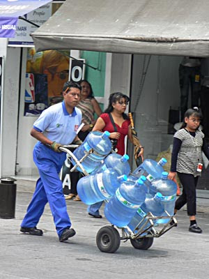livreur d'eau.jpg
