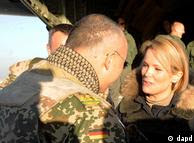 اشتفانی گوتنبرگ، همسر وزیر دفاع آلمان، در اردوگاه صحرایی قندوز در 
حال گفت‌وگو با یکی از سربازان آلمانی