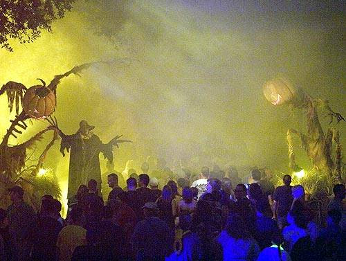 Perayaan Halloween menakutkan sebagian orang akan tetapi anak-anak menyukainya. Karena lebih banyak mengandung unsur mistik, maka perayaan Halloween sementara waktu dihentikan di Omsk, Siberia.