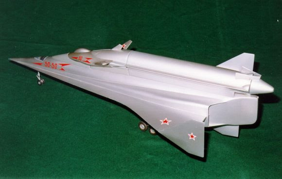Maqueta del transbordador Spiral lanzado mediante un avión hipersónico (variante 50-50), un esquema también usado en el Tu-136 (www.buran.ru).