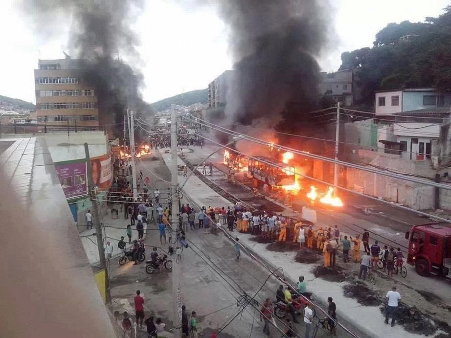 Ônibus incendiados durante protesto na Praça Seca / Vera Carvalhaes