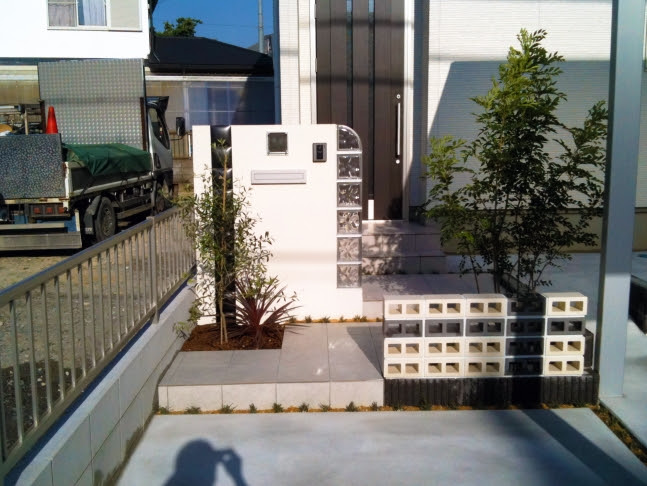 施工例おしゃれな外構 お庭の設計施工お任せ下さい 守山市 K様邸 穴あきブロックとガラスブロックが軽快でさわやかなシンプルモダンエクステリア