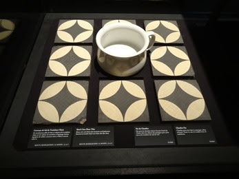 2023.08.13-033 carreaux de sol de 3ème classe et pot de chambre