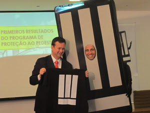 Personagem vestido de faixa faz parte de campanha a favor dos pedestres (Foto: Juliana Cardilli/G1)