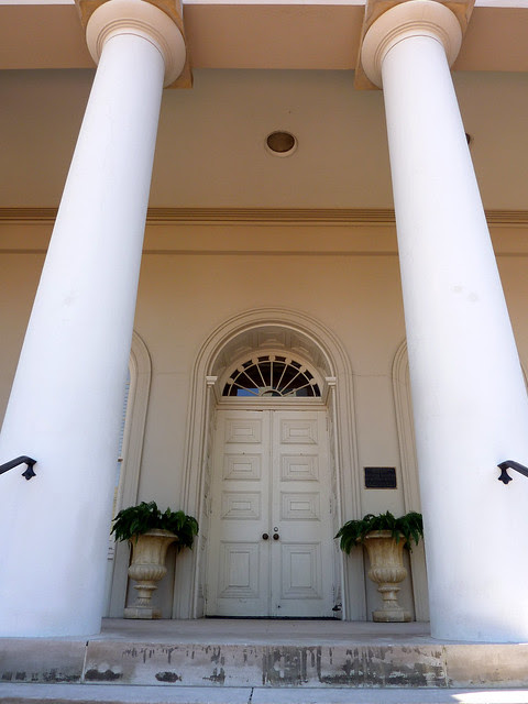 P1000569-2010-02-03-Shutze-Academy-Of-Medicine-West-Door-Columns