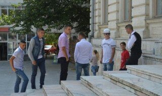 Cei şapte violatori: Burada Silviu (21 ani), Avadanei Silviu (22 ani), Bolboceanu Petrică (23 ani), Burlacu Paul Andrei (28 ani), Surleac Ioan (20 ani), Rotaru Alin Dumitru (18 ani) şi Boicu Ionuţ Bogdan (21 ani)