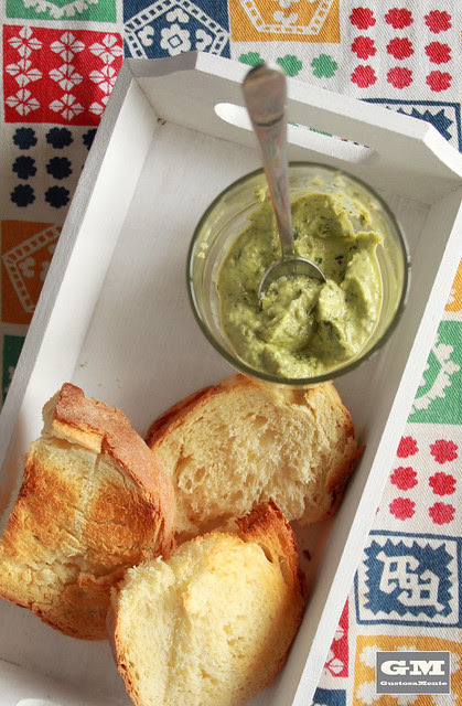 Salsa fresca di yogurt, ricotta, basilico e ...