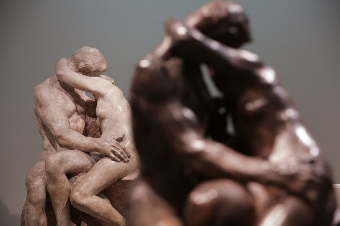 Dos versiones de "El beso", de Rodin: el primero en terracota y el segundo en yeso. Foto: LA NACION / Soledad Aznarez