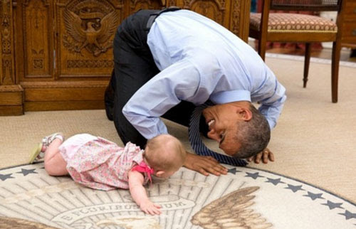 obama-vut-bo-moi-quyen-luc-khi-choi-dua-voi-tre-em-2