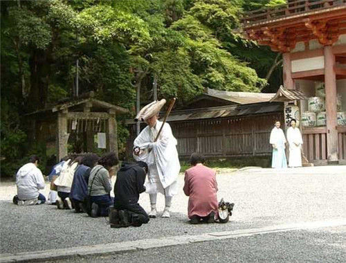日本最极端修行 7年只做1件事 放弃则要切腹 1000年仅3人成功 修行者 比睿山 法师 新浪新闻
