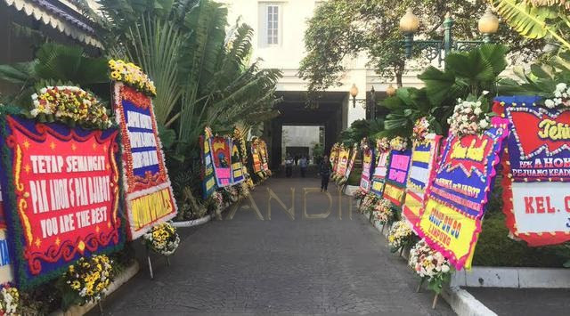  Balai Kota Dibanjiri Karangan Bunga untuk Ahok - Djarot
