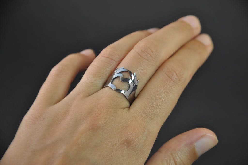 bague mains port&eacute;e