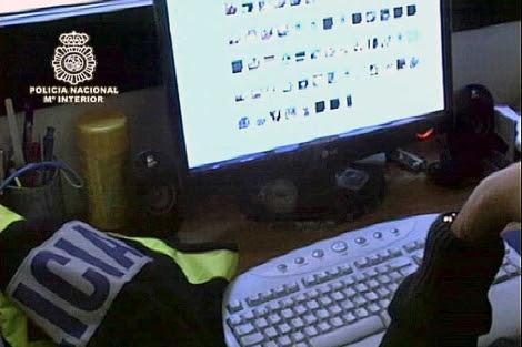 Un agente estudia material intervenido en una operación contra la pederastia. | Interior