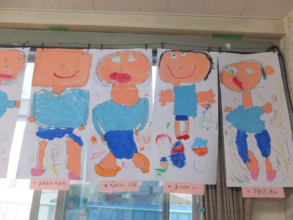 聖徳保育園 大きく全身の自分の絵を描きました ３歳児