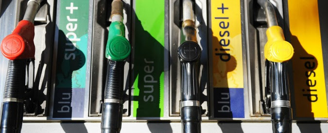 Benzina, Codacons: “In Italia prezzi più alti del 20% rispetto a media Ue. Anche se il petrolio è ai minimi dal 2009″