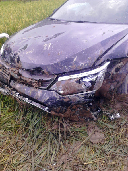 Chiếc xe Camry lao xuống ruộng sau khi gây tai nạn nghiêm trọng.