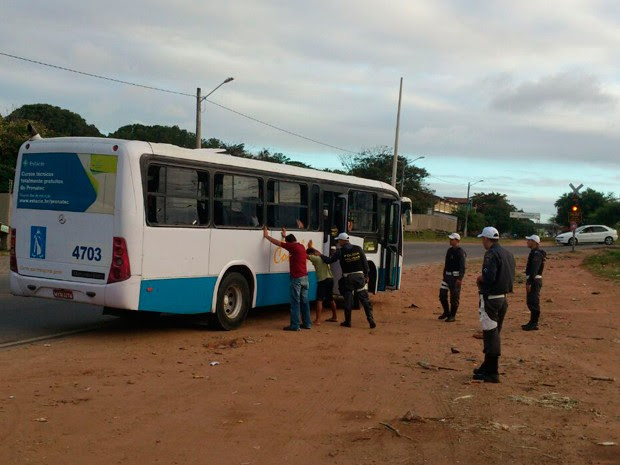 Policiais militares também abordaram ônibus (Foto: Reprodução/Inter TV Cabugi)