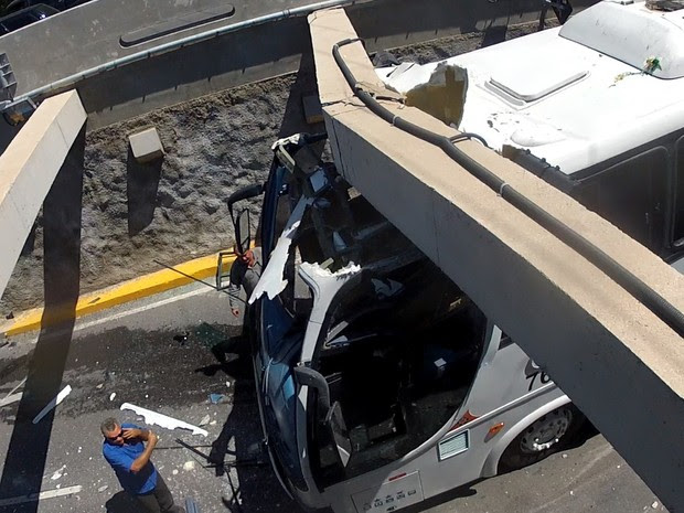 Cerca de 15 pessoas foram feridas. Família havia fretado ônibus para acompanhar funeral. (Foto: Reprodução/TV Verdes Mares)
