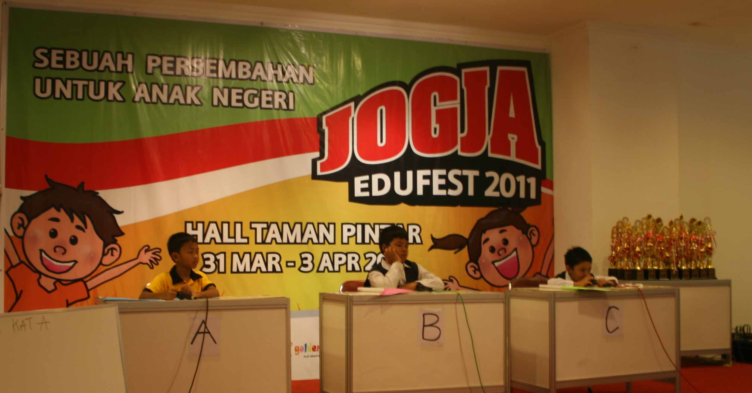 Ini cerita tentang kompetisi Spelling Bee yang diselenggarakan English First EF Yogyakarta tadi siang 3 4 2011 di Taman Pintar Yogyakarta