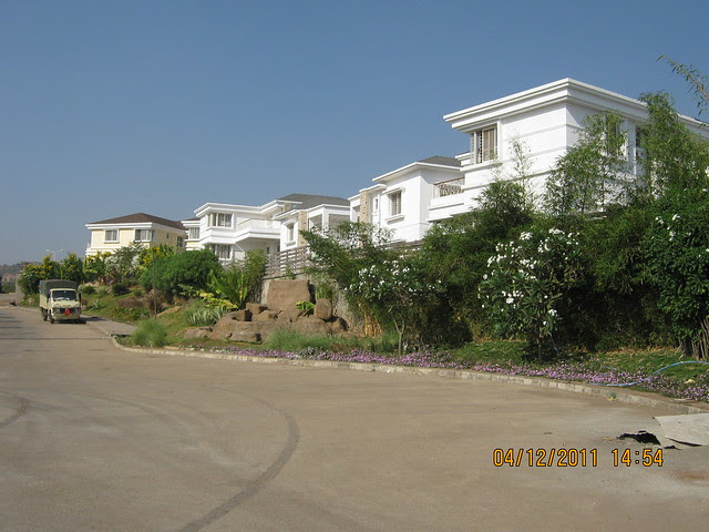 At the theme circle - Visit to Paranjape Schemes' Forest Trails, Bungalows, 2 BHK & 3 BHK Flats at Bhugaon, Pune 411 042
