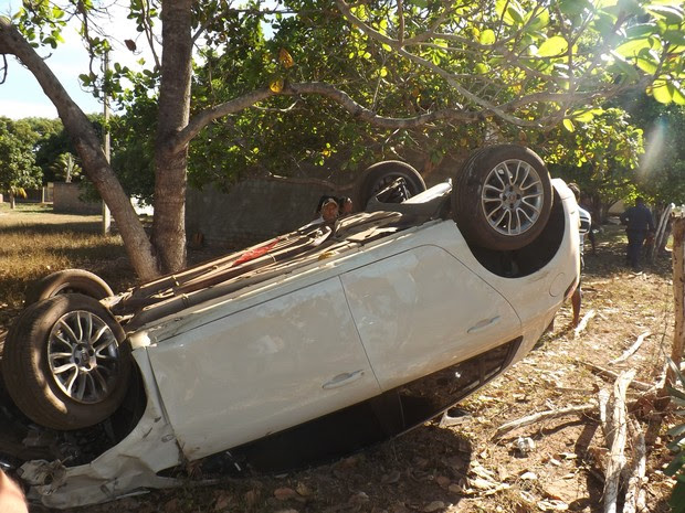 Após acidente, carro tombou na PI-113, em José de Freitas (Foto: Luis Silva/RealidadeEm Foco.com.br)