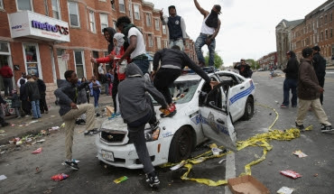 emeutes-a-baltimore-etats-unis-jeunes-noirs-sautant-sur-une-voiture-de-police.jpg