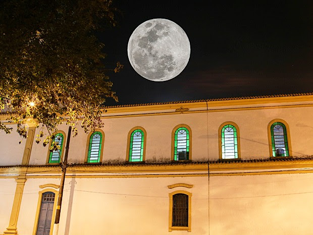 Terceira e última &#39;Superlua&#39; do ano é vista a partir da cidade de Santana de Parnaíba (SP), na noite desta segunda-feira (8) (Foto: VANESSA CARVALHO/BRAZIL PHOTO PRESS/ESTADÃO CONTEÚDO)