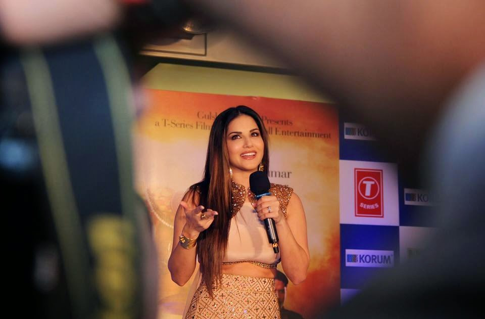 Sunny Leone promotes their upcoming movie Ek Paheli Leela at Thane Mall