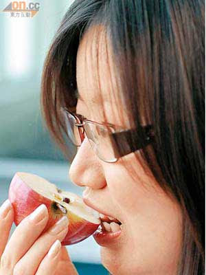蘋果果核含有毒素，不宜吃進肚。（陳德賢攝）
